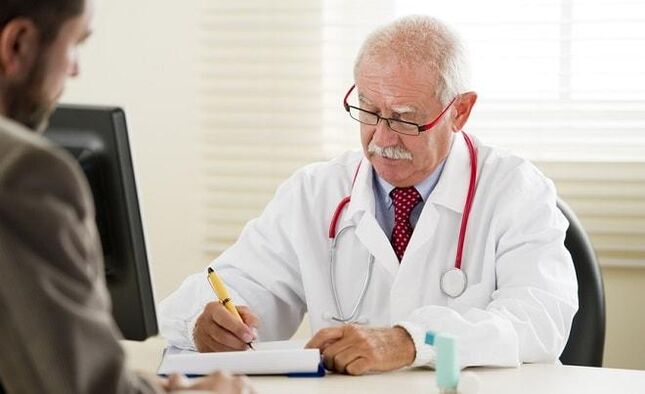 O médico prescreve exames ao paciente para determinar o tipo de HPV na presença de verrugas no pênis