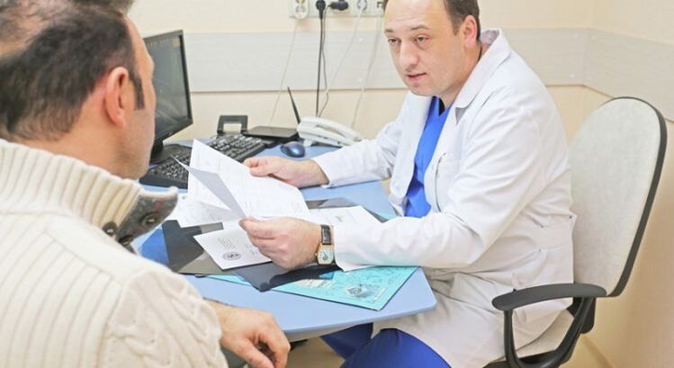 Homem consultando um urologista