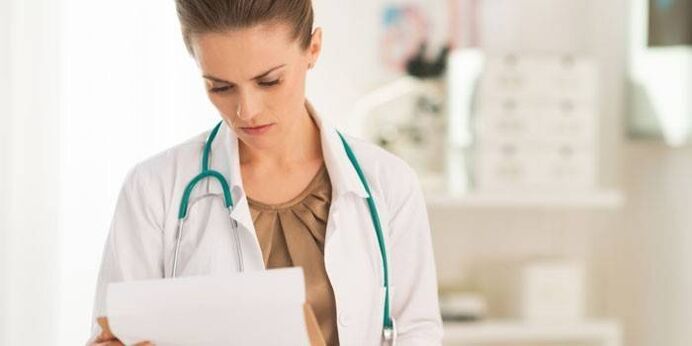 médico examina testes para diagnosticar papilomavírus